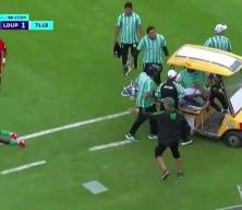 Ekvador'da yeşil sahalarda nadir g&ouml;r&uuml;len bir kaza yaşandı! Sağlık aracı başka futbolcuyu yaraladı