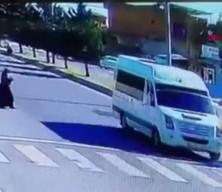 Şanlıurfa&rsquo;da otomobilin, yayaya &ccedil;arptığı kaza kamerada