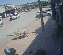 Ticari aracı &ccedil;almak isterken meydan dayağı yedi: O anlar kamerada