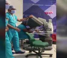 T&uuml;rk cerrahtan d&uuml;nya tıp tarihinde bir ilk: İngiltere&rsquo;de canlı ameliyat
