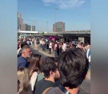 Uzun&ccedil;ayır durağında bitmeyen &ccedil;ile: Metrob&uuml;s yine arızalandı