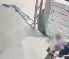 Van&rsquo;da sokakta oynayan &ccedil;ocuğa saldırı: O anlar kamerada