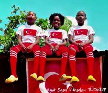 A Milli Takımımıza Afrika'dan tam destek! İlk ma&ccedil; &ouml;ncesi coşturan şarkı...