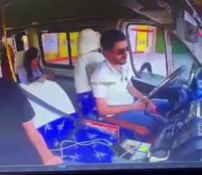 Adana'da s&uuml;r&uuml;c&uuml; uyudu, dolmuş duvara &ccedil;arptı: 7 yaralı