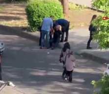 Adliye &ouml;n&uuml;nde polise saldıran 4 ş&uuml;pheli g&ouml;zaltına alındı