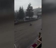 Ankara&rsquo;da sağanak ve dolu hayatı fel&ccedil; etti