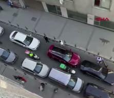 Avcılar'da kazaya neden olan s&uuml;r&uuml;c&uuml;n&uuml;n otomobiline yumruk atıp saldırdılar