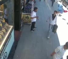 Binadan beton par&ccedil;aları koptu, caddede y&uuml;r&uuml;yenler son anda kurtuldu