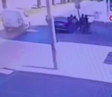 &Ccedil;ocuğunun g&ouml;z&uuml; &ouml;n&uuml;nde dehşet: 5 kadın, 1 anneyi d&ouml;v&uuml;p videoya &ccedil;ekti