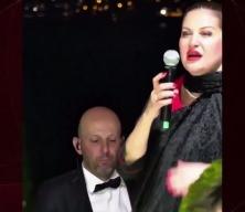 Ezan'a g&ouml;sterilen saygıdan rahatsız olan s&ouml;zde şarkıcı skandal s&ouml;zler sarfetti