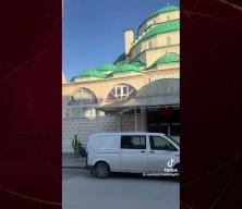 İsve&ccedil;li bisikletli gezginler &ccedil;adır yerine camide konakladı