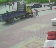 Konya'da kamyonetin altında kalan elektrikli bisiklette can pazarı yaşandı