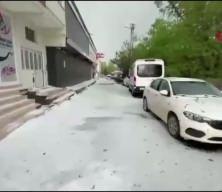 Kars'a dolu yağdı: Vatandaşlar kar temizler gibi k&uuml;rek salladı