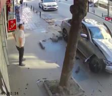 K&uuml;&ccedil;&uuml;k&ccedil;ekmece'de &ccedil;arptığı yaya 2 metre havaya u&ccedil;tu; yaralıya değil, hasara baktı