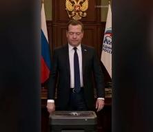 Medvedev AB liderlerinin fotoğraflarını kağıt &ouml;ğ&uuml;t&uuml;c&uuml;ye attı