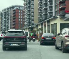 Motosiklete bağladığı k&ouml;peği metrelerce koşturdu