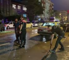 &Ouml;fkeli baba, kızını rahatsız eden gencin kulağını kesti: 1'i polis 2 yaralı