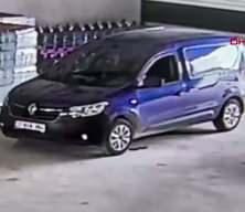 Oraya nasıl girdin? Ara&ccedil;tan yılan &ccedil;ıktı, panik anları kameralara yansıdı