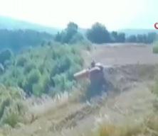 Trakt&ouml;r altında kalan &ccedil;ift&ccedil;inin hayatını kaybettiği kaza anı g&uuml;venlik kamerasında