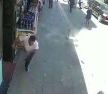 Van'da &ouml;l&uuml;mden kıl payı kurtuluş: Binadan kopan beton par&ccedil;alar teğet ge&ccedil;ti