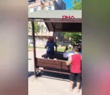 Yardım etmek istedi saldırıya uğradı! "Besle kargayı oysun g&ouml;z&uuml;n&uuml;" s&ouml;z&uuml; ger&ccedil;ek oldu