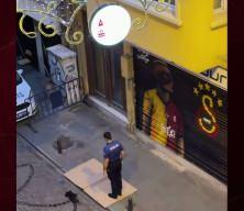 G&ouml;revli polis memuru namaz hassasiyeti duygulandırdı! 