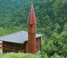  Camili Havzası'ndaki 175 yıllık ahşap cami babadan oğula korunuyor