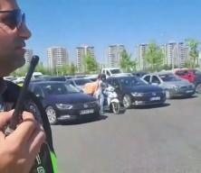 Diyarbakır'da kaza yapan ara&ccedil;taki &ouml;ğrenciyi polis ekipleri YKS'ye yetiştirdi