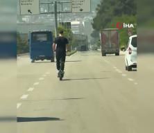 Elektrikli scooter &uuml;zerinde tehlikeli yolculuk kamerada