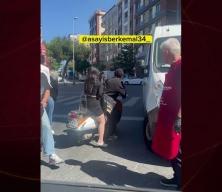 Kağıthane&rsquo;de yol verme kavgası: &Ouml;n&uuml;n&uuml; kesti k&uuml;f&uuml;rler savurup saldırdı!