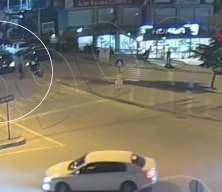 Nefes borusuna kek ka&ccedil;an s&uuml;r&uuml;c&uuml; kendisini yolun ortasına attı