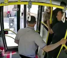  Malatya'da epilepsi n&ouml;beti ge&ccedil;iren yolcuyu otob&uuml;s şof&ouml;r&uuml; hastaneye yetiştirdi