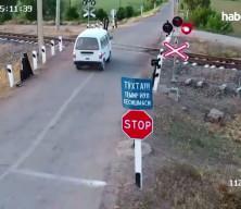 &Ouml;zbekistan'da ihlal can aldı: Y&uuml;k treni kırmızı ışıkta ge&ccedil;en araca &ccedil;arptı
