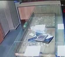 Şanlıurfa'da firari dana kuyumcuya daldı, ortalığı birbirine kattı, o anlar kamerada!