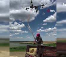 Teknoloji tarlaya indi: &Ccedil;ift&ccedil;i dronla saman balyası taşıyor