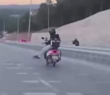 &Uuml;mraniye'de motokuryenin tehlikeli yolculuğu kamerada
