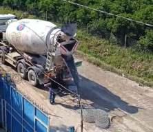Vatandaş belediyeden umudu kesince cebinden para verip &ccedil;ukura beton d&ouml;kt&uuml;