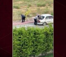 Konya'da iki kişi yol kenarındaki kaldırım taşlarını s&ouml;k&uuml;p ara&ccedil;larına y&uuml;kledi