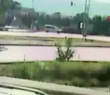 25 yaşındaki s&uuml;r&uuml;c&uuml;n&uuml;n hayatını kaybettiği feci kaza anı g&uuml;venlik kamerasında