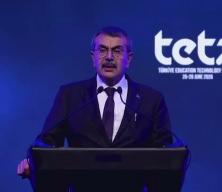 K&uuml;rs&uuml;de boğazı kuruyan Bakan Tekin verilen suyu oturarak i&ccedil;ti
