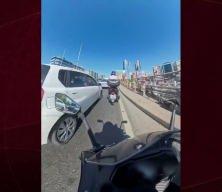  İstanbul'da trafikte ter&ouml;r estiren motosikletliye başka bir motosikletli tepki g&ouml;sterdi