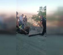 Afyonkarahisar'da bir garip olay! Evin &ccedil;atısına d&uuml;şen ineği itfaiye kurtardı