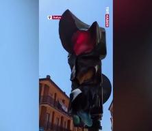 Avrupa kavruluyor: İtalya ve Almanya'da trafik lambaları eridi!