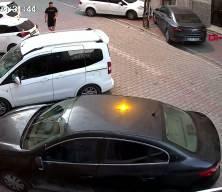 Esenyurt'ta evinin &ouml;n&uuml;nde uğradığı silahlı saldırıda hayatını kaybetti; cinayet anı kamerada