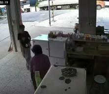 Ara&ccedil;tan fırlayan tekerlek d&uuml;kkan daldı facia kıl payı atlatıldı