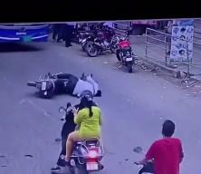 Hindistan'da akılalmaz kaza: Hareket halindeki motosikletlinin başına ağa&ccedil; dalı d&uuml;şt&uuml;!