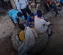 Hindistan'da feci olay! &Uuml;zerinde oturdukları lastik bomba gibi patladı: 1 &ouml;l&uuml;, 3 yaralı