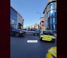 İstanbul trafiğinde &uuml;&ccedil; kadın s&uuml;r&uuml;c&uuml;n&uuml;n yol vermeme inatlaşması trafiği kilitledi...