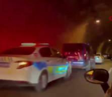 Karab&uuml;k'te otomobilin &ccedil;arptığı yaralı ayı t&uuml;neli birbirine kattı