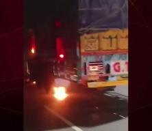 Motosiklet s&uuml;r&uuml;c&uuml;s&uuml;n&uuml;n feci &ouml;l&uuml;m&uuml;: Kamyon altında metrelerce s&uuml;r&uuml;klendi!